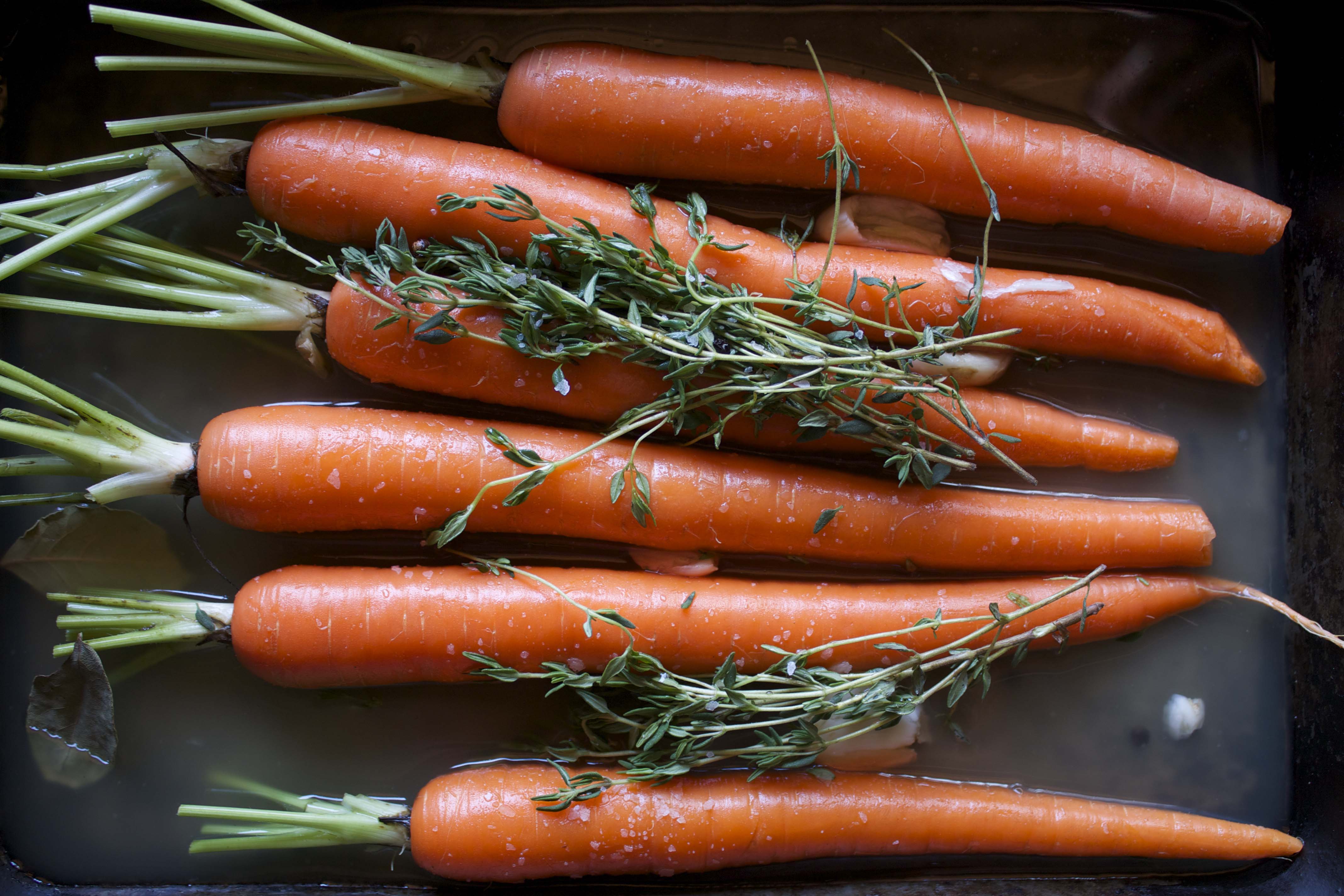 Морковь в соленой воде. Морковь топпинг. Морковь топ вию. La Carrots. Slate for carpots.
