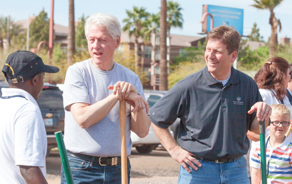 President Bill Clinton and Phoenix Mayor Greg Stanton gardening